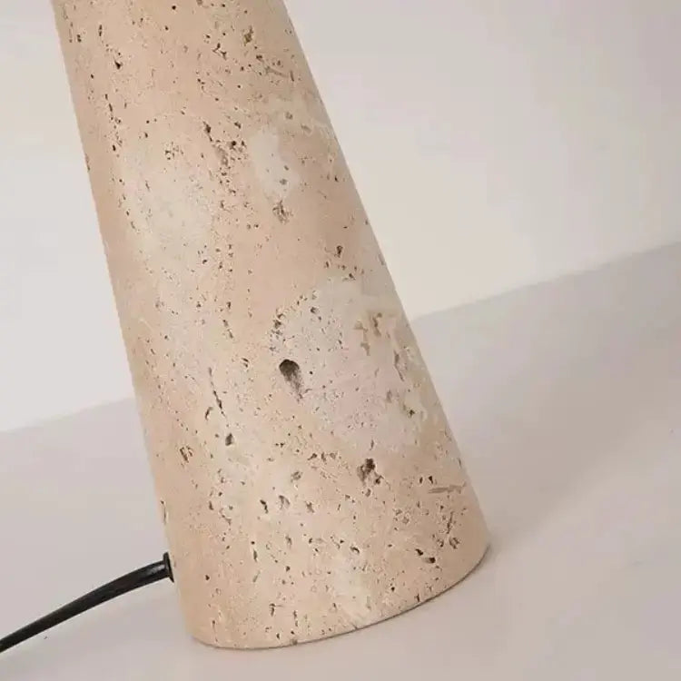 Lampe de chevet élégante en travertin et tissu | Sila