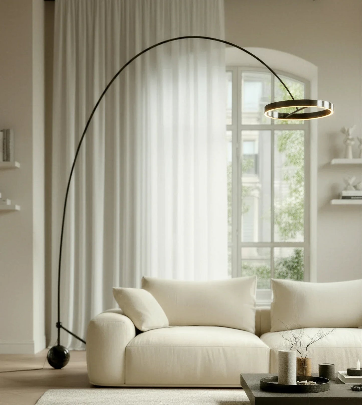 Lampadaire Arcola ambiance salon contemporain - Lumalia