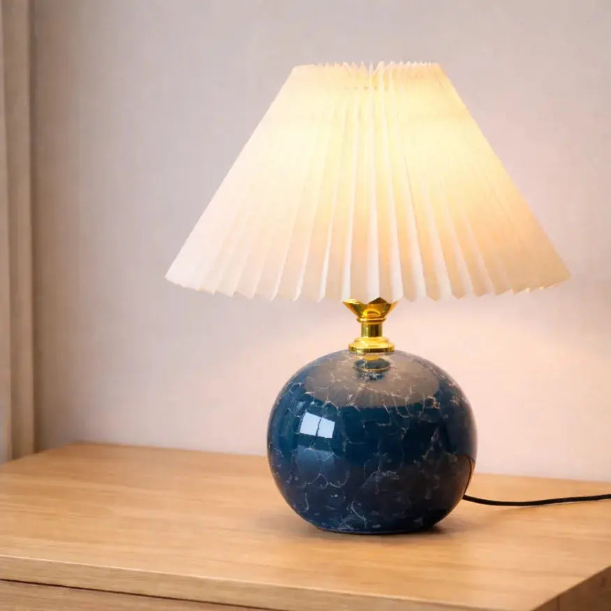 Lampe de chevet moderne en céramique et tissu plissé | Norvyn