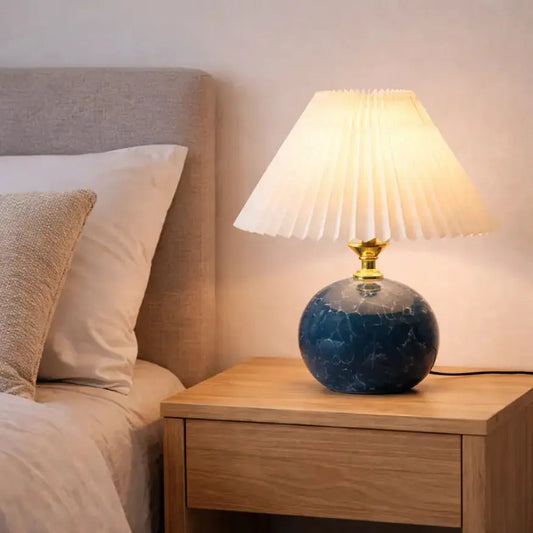 Lampe de chevet moderne en céramique et tissu plissé | Norvyn