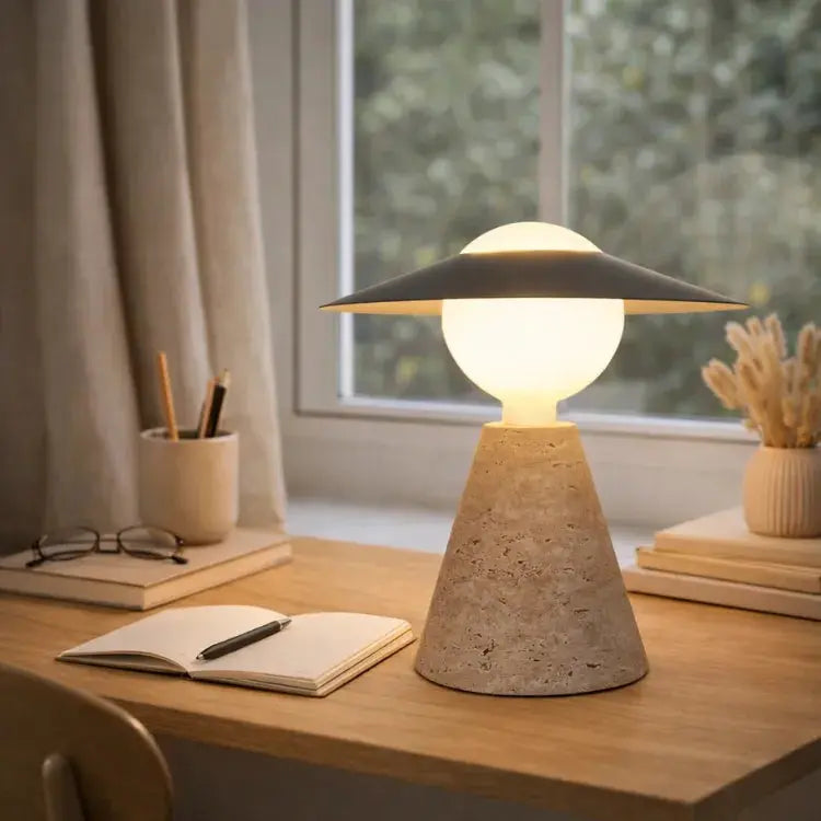 Lampe à poser scandinave en travertin et verre opalin | Aili