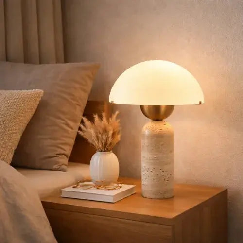 Rencontrez les Lampe à poser scandinave en travertin et verre opalin | Asta