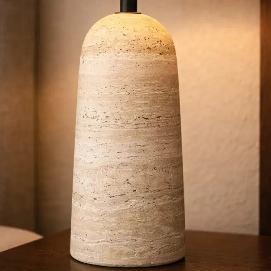 Lampe contemporaine en travertin et tissu | Freja