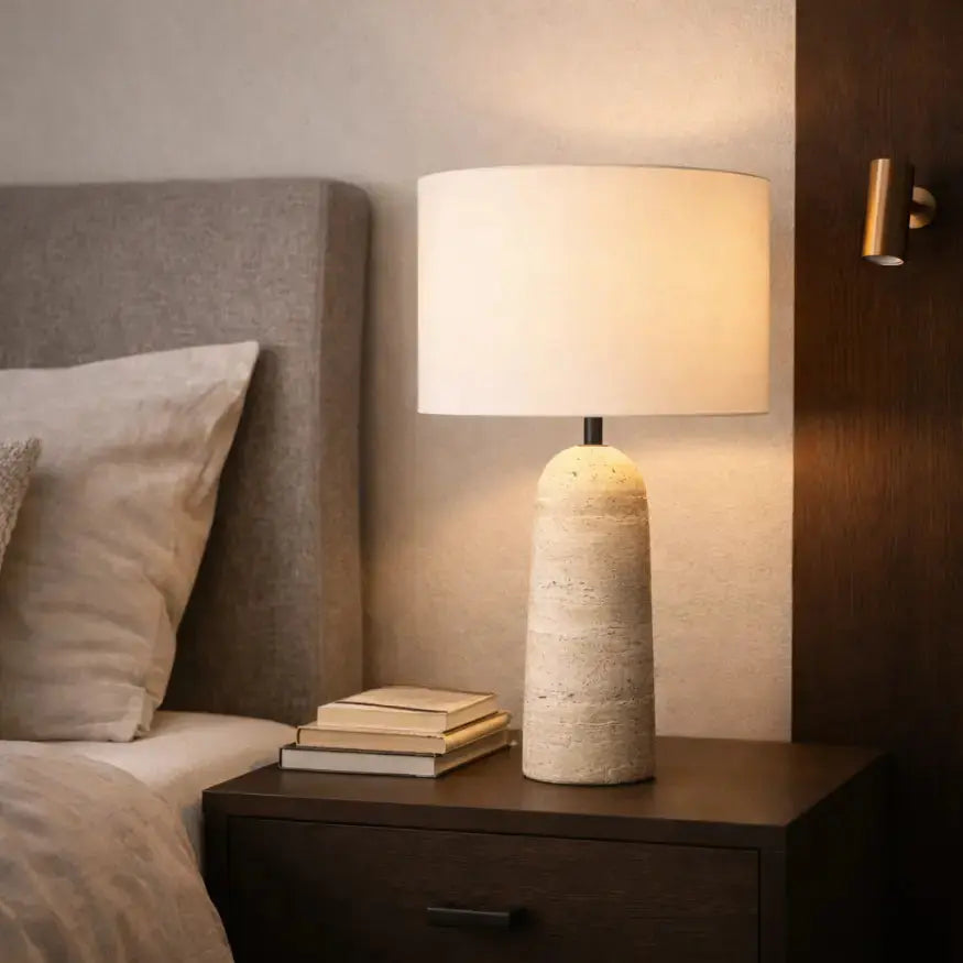 Lampe contemporaine en travertin et tissu | Freja