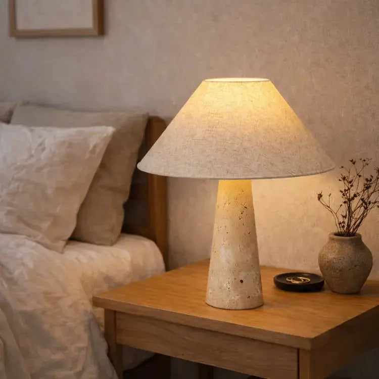 Rencontrez les Lampe de chevet élégante en travertin et tissu | Sila